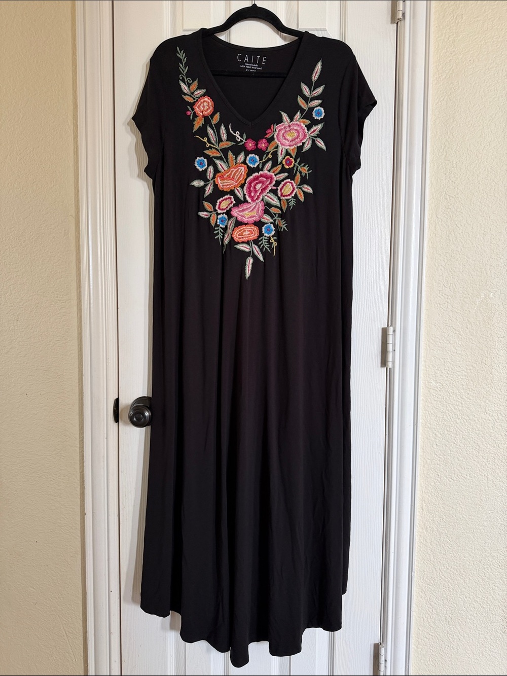 Caite Embroidered Floral Knit Maxi Dress Black V-Neck Short Sleeve XL
